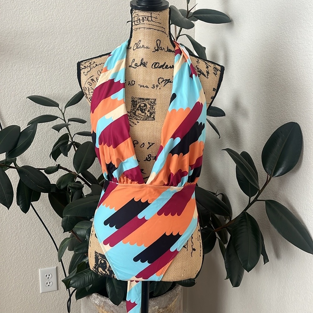 One Piece Swim suit
Excellent Condition 
Size M
Colourful.
#400A